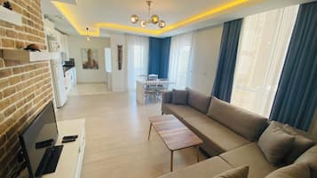 Deluxe Apartment with Balcony | Individually decorated, individually furnished, desk, laptop workspace