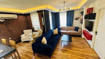 Luxury Duplex with Sea View | Individuelt dekorert, individuelt innredet og skrivebord