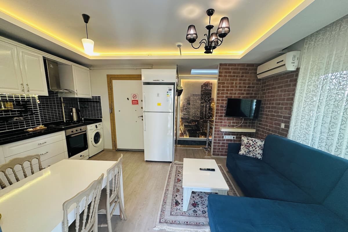 Garden Duplex with Balcony | Area keluarga | TV layar datar
