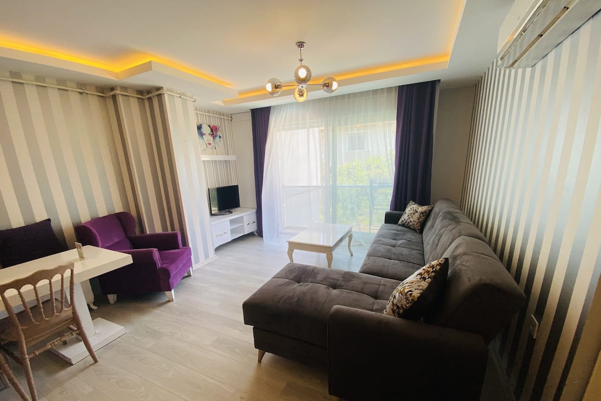 Elegance Apartment | Ruang keluarga | TV layar datar