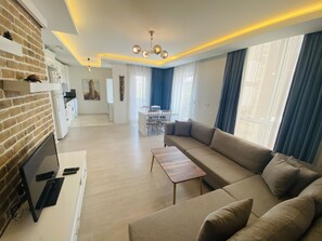 Deluxe Apartment with Balcony | Didekorasi berbeda-beda dan dilengkapi dengan perabotan berbeda-beda