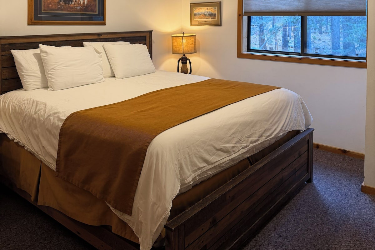 Family Cabin, 2 Bedrooms, Non Smoking, Kitchen | Iron/ironing board, bed sheets