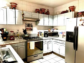 Comfort-Haus, 4 Schlafzimmer, Küche, zum Innenhof hin | Eigene Küche | Kühlschrank, Mikrowelle, Espressomaschine