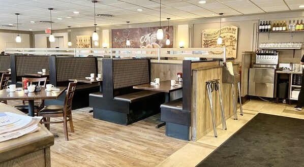 Petit déjeuner, déjeuner et dîner servis sur place