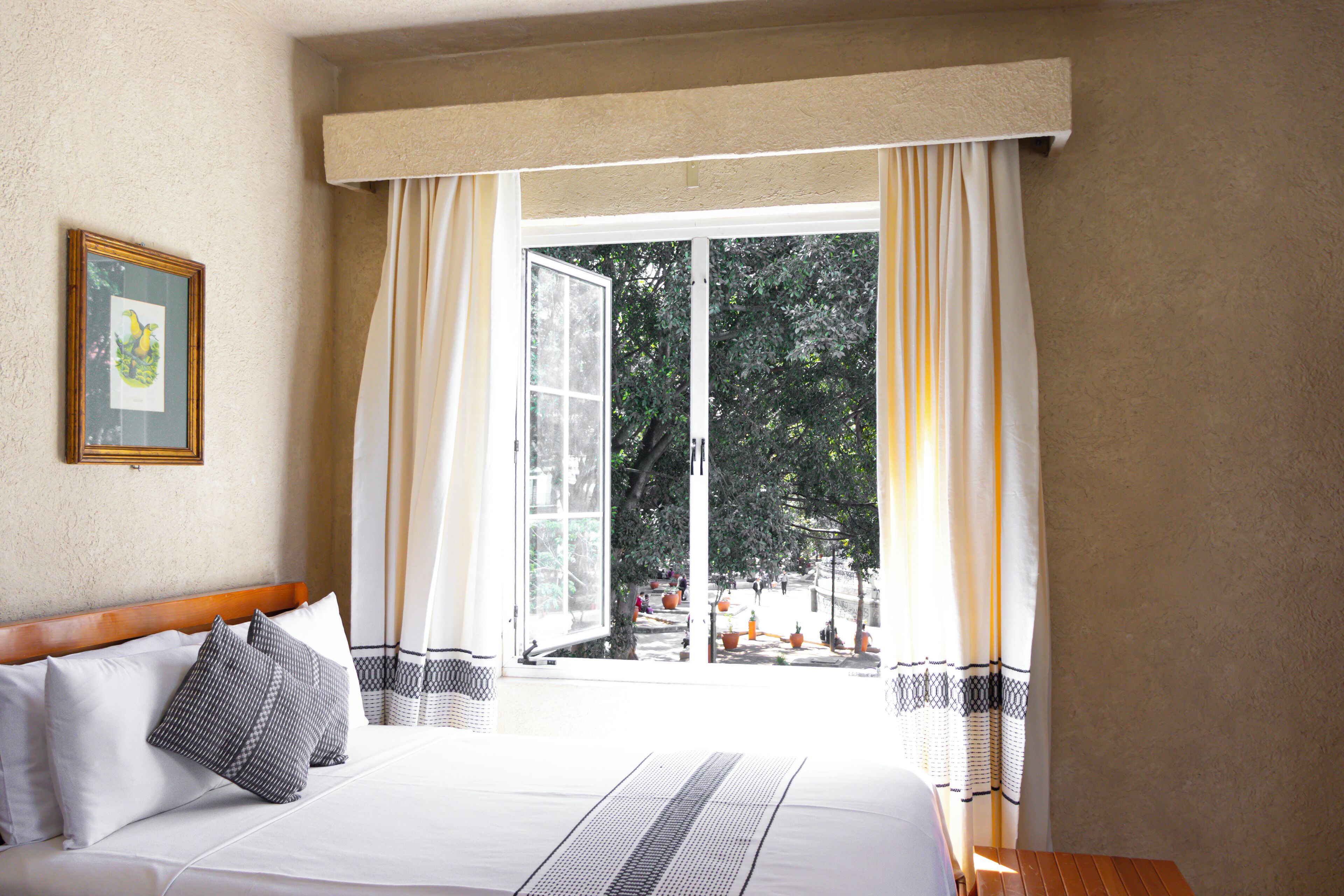 Cortinas blackout, wifi gratis y ropa de cama 