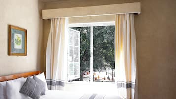 Cortinas blackout, wifi gratis y ropa de cama