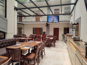 Aperto a colazione, pranzo e cena