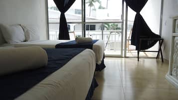 Habitación básica doble, 2 camas matrimoniales | Tabla de planchar con plancha y wifi gratis