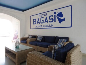 Coin salon dans le hall