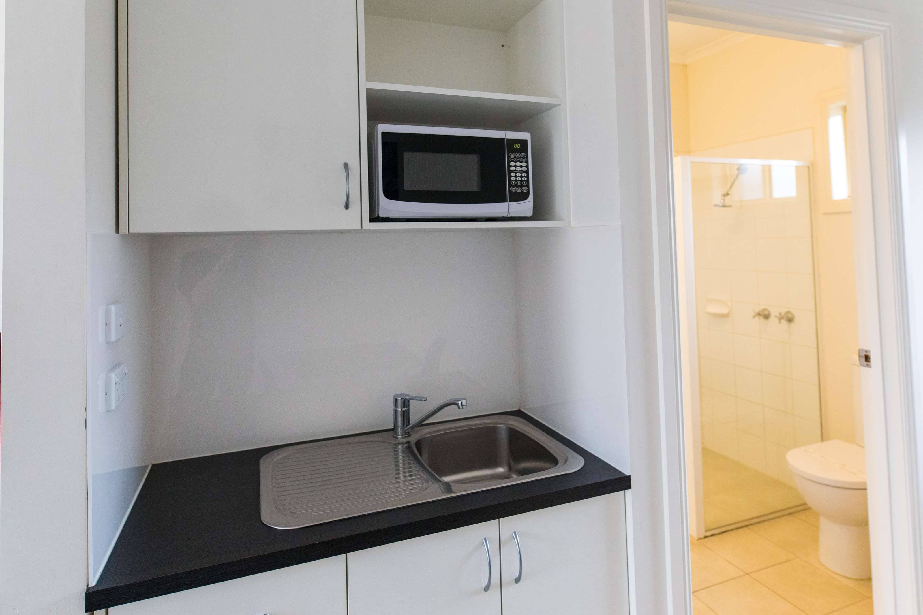 deluxe room, 1 queen bed, non smoking, kitchenette (walk-in shower) | private kitchenette | fridge, microwave, coffee/tea maker, electric kettle