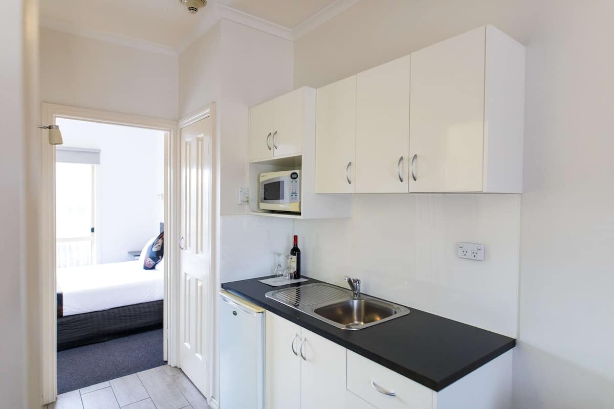 deluxe suite, multiple beds, non smoking, kitchenette (walk-in shower) | private kitchenette | fridge, microwave, coffee/tea maker, electric kettle