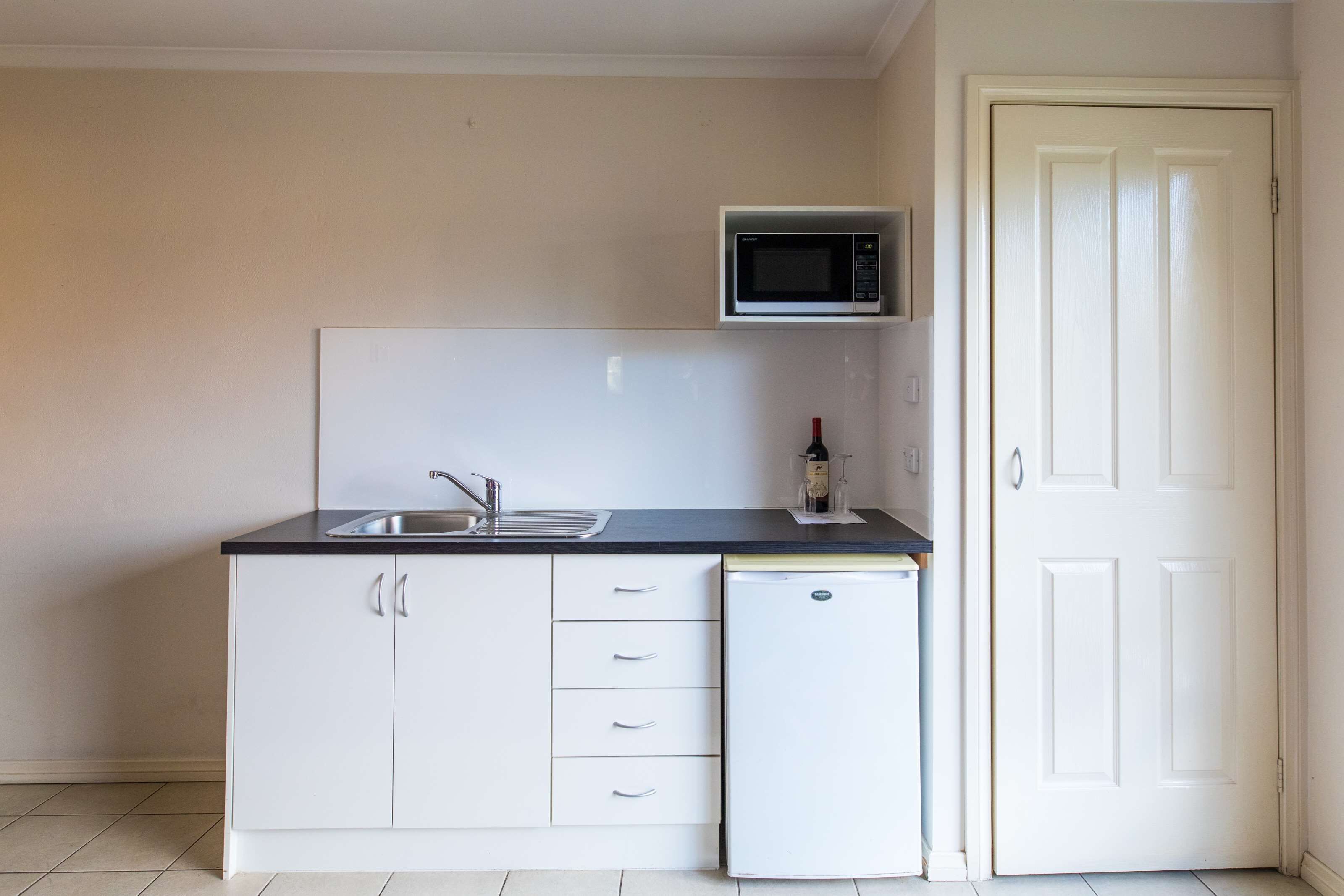 executive room, 1 king bed, non smoking, kitchenette (larger room) | private kitchenette | fridge, microwave, coffee/tea maker, electric kettle