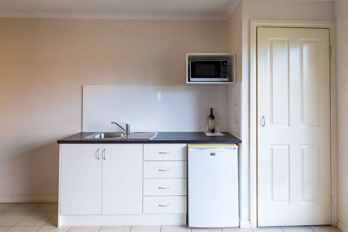 executive room, 1 king bed, non smoking, kitchenette (larger room) | private kitchenette | fridge, microwave, coffee/tea maker, electric kettle