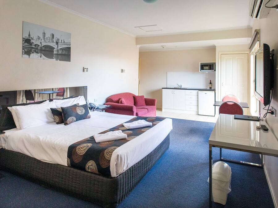 Chambre Exécutive, 1 très grand lit, non-fumeurs, coin cuisine (Larger Room) | Bureau, espace de travail pour ordinateur portable, rideaux occultants