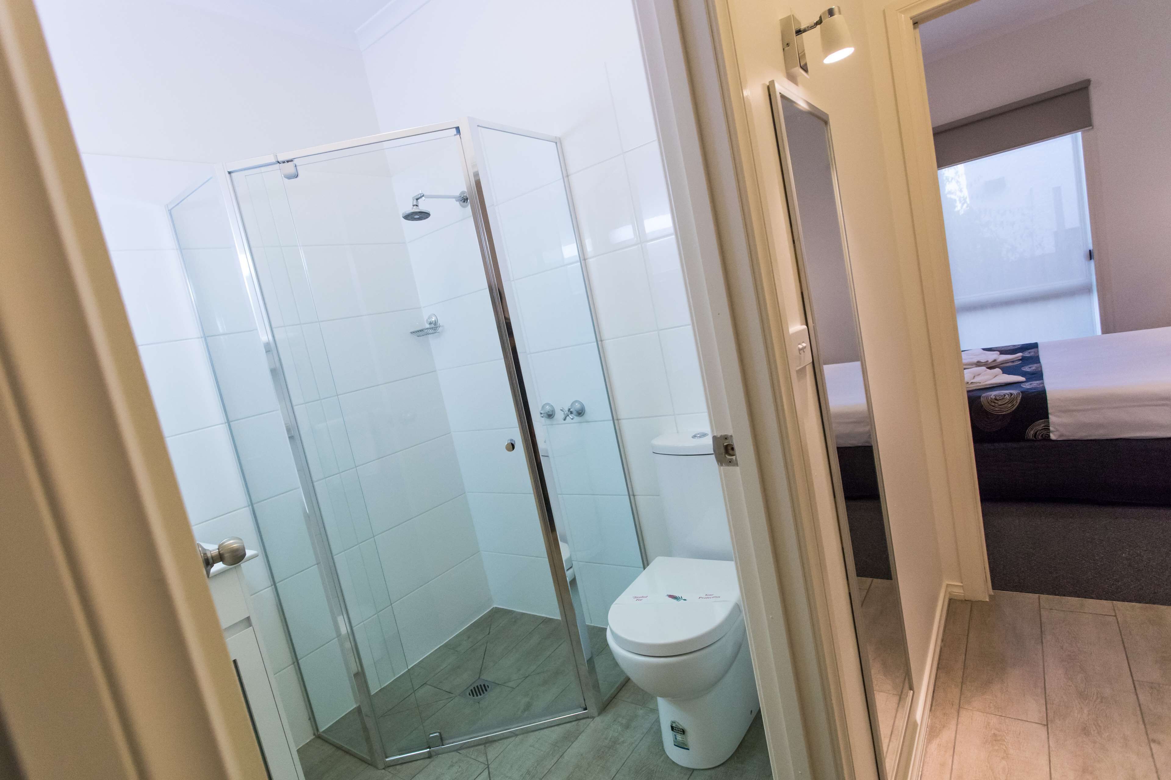 Deluxe-sviitti, useita sänkyjä, tupakointi kielletty, keittotila (Walk-in Shower) | Työpöytä, kannettavalle tietokoneelle sopiva työtila, pimennysverhot