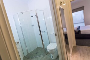 Deluxe suite, Meerdere bedden, niet-roken, kitchenette (Walk-in Shower) | Een bureau, een laptopwerkplek, verduisterende gordijnen