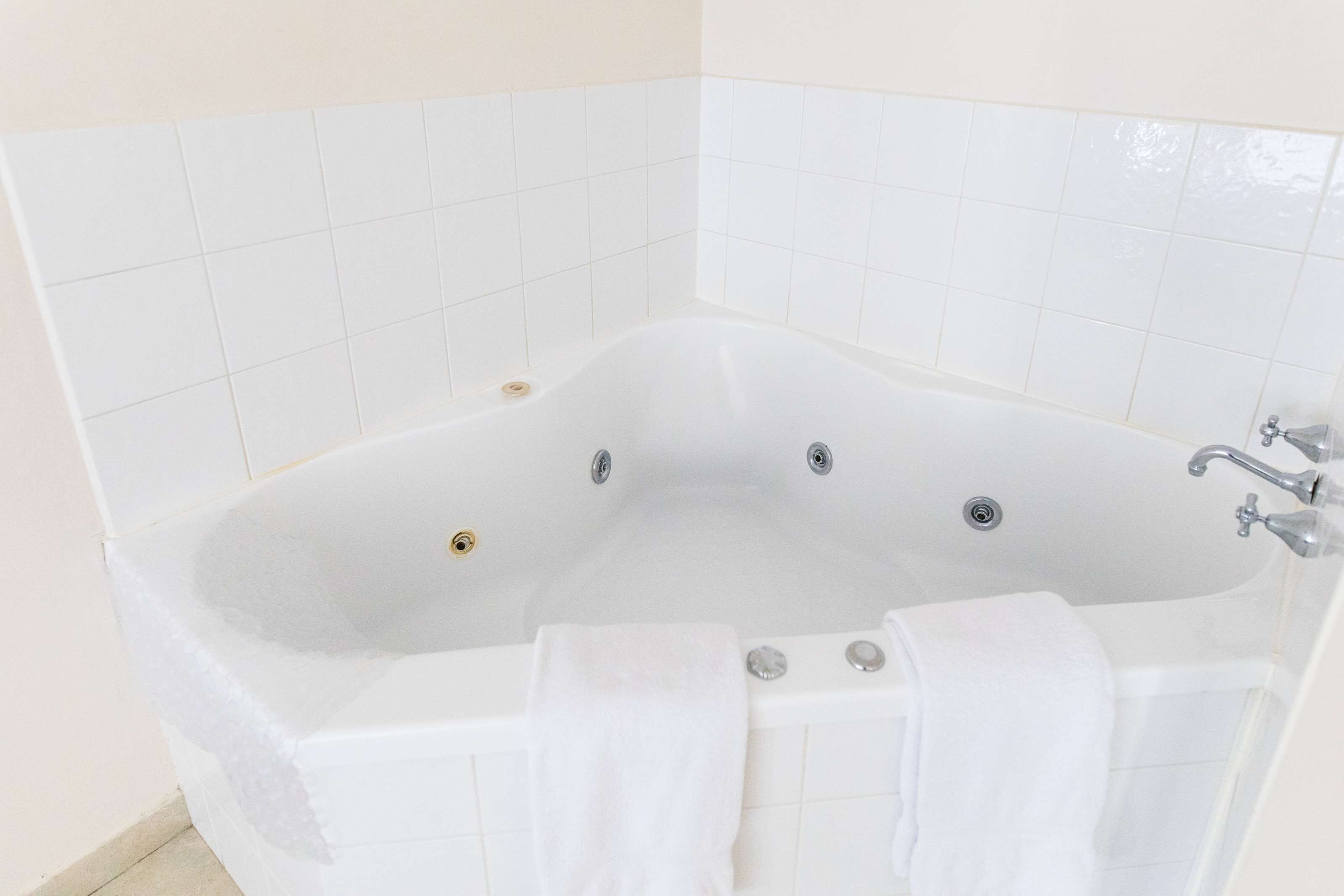 executive room, 1 king bed, non smoking, kitchenette (larger room) | bathroom | shower, free toiletries, hair dryer, towels