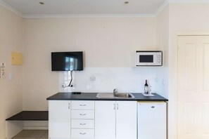 Réfrigérateur, micro-ondes, cafetière/bouilloire, bouilloire électrique