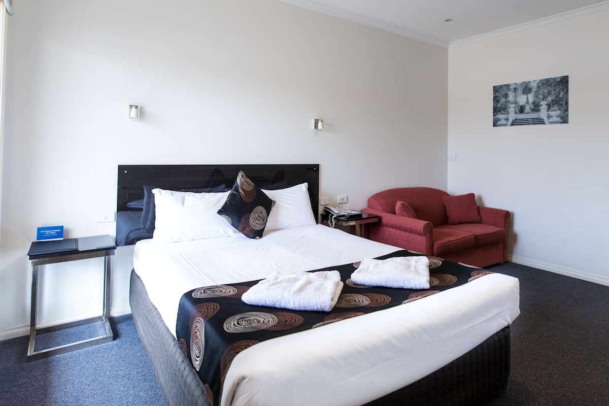 Suite Deluxe, varias camas, para no fumadores, cocineta (Walk-in Shower) | Escritorio, espacio para trabajar con laptop y cortinas blackout 