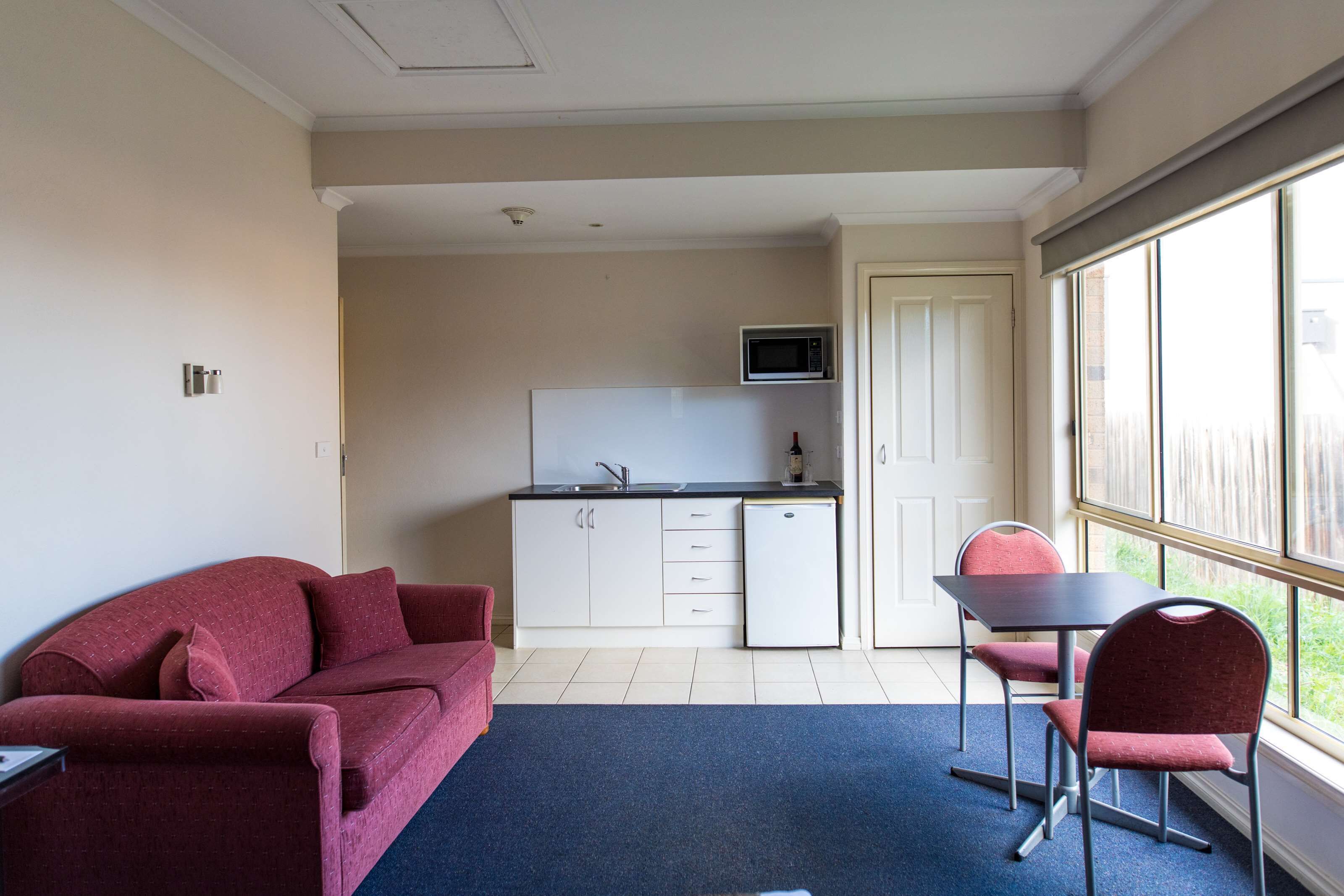 executive room, 1 king bed, non smoking, kitchenette (larger room) | room amenity