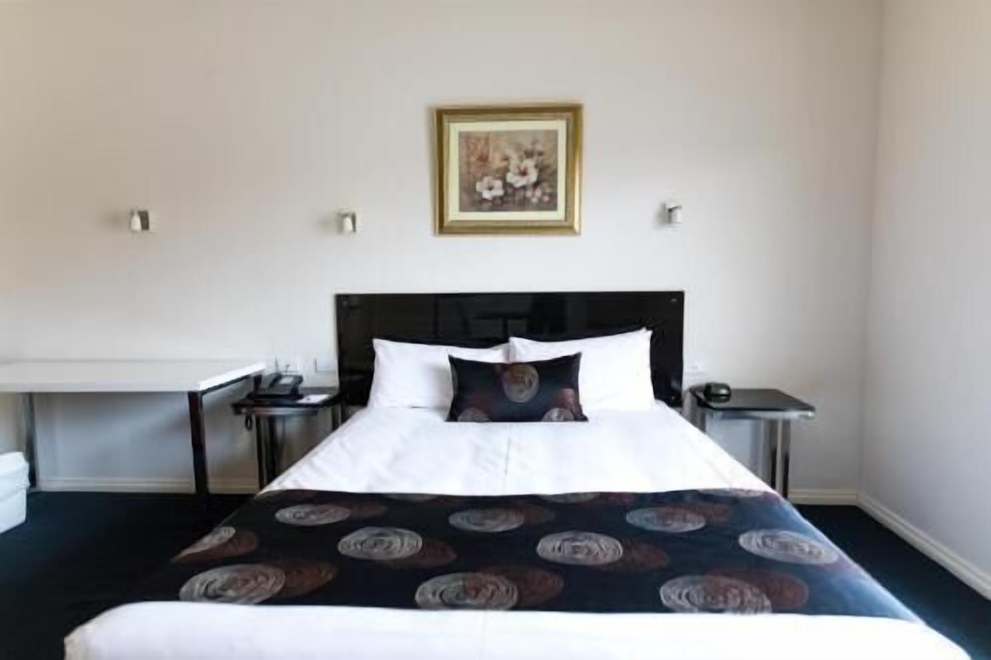 Escrivaninha, espaço de trabalho para notebook, cortinas blackout