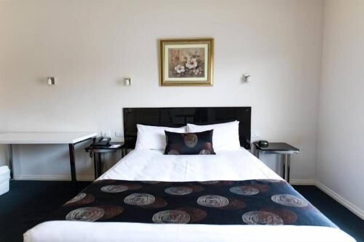 Escritorio, espacio para trabajar con laptop y cortinas blackout