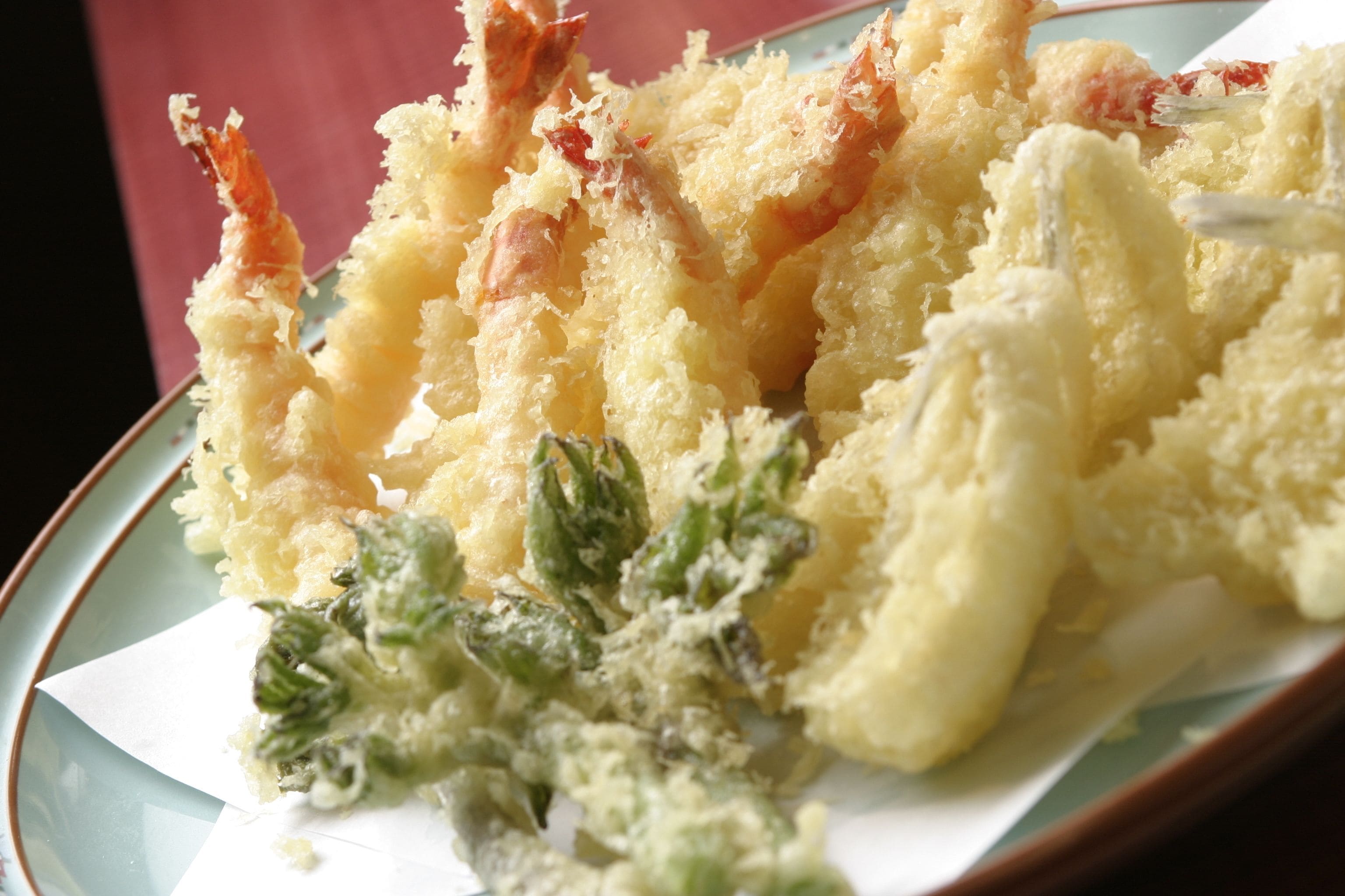 A plate of tempura shrimp and vegetables.