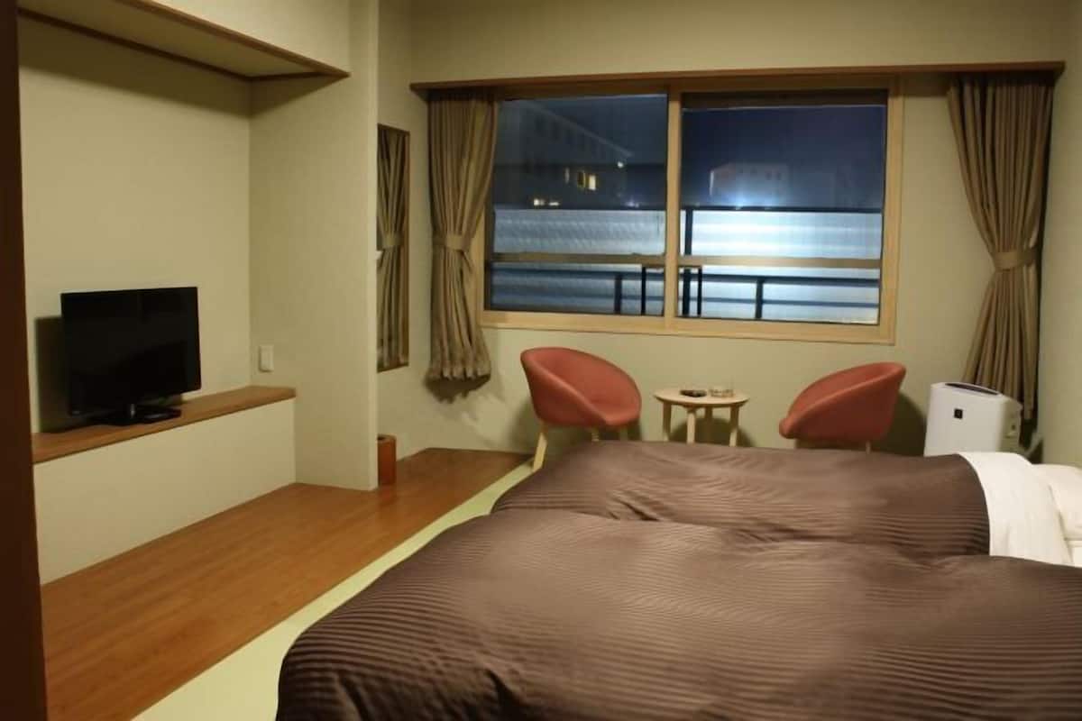 Ropa de cama de alta calidad y caja de seguridad en la habitación