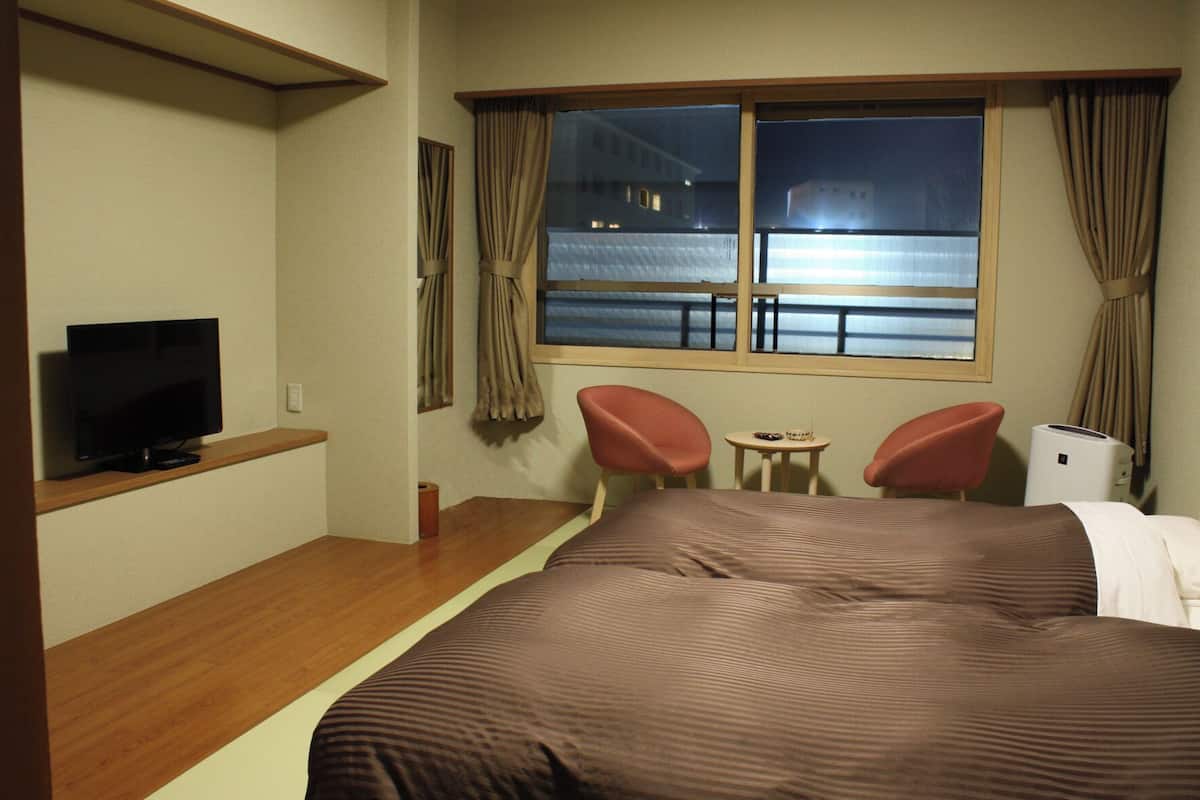 Premium bedding, in-room safe, desk, free WiFi