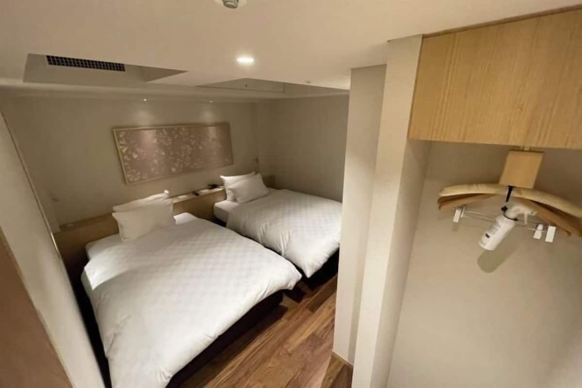 Ropa de cama de alta calidad y caja de seguridad en la habitación