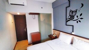1 bedroom, premium bedding, in-room safe, desk