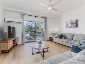 Villa, 3 soverom (Premium, Garden/River View) | Oppholdsområde | Flatskjerm-TV