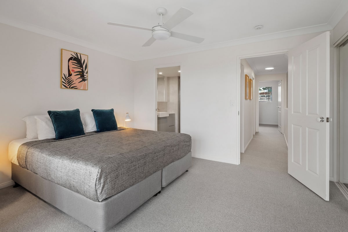 Superior 2 Bedroom Split Level Villa