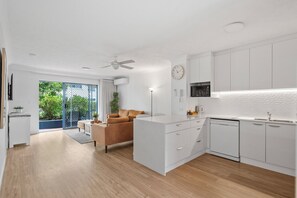 Superior appartement, 2 slaapkamers | Privékeuken | Een koelkast, een microgolfoven, een kookplaat, een vaatwasser