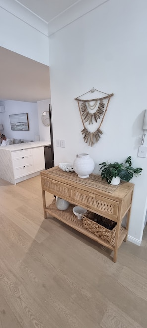 2 Bedroom Superior Split Level Villa (1 King + 1 Queen) | In-room dining - Bella Mare Beachside Apartments (Coolangatta)