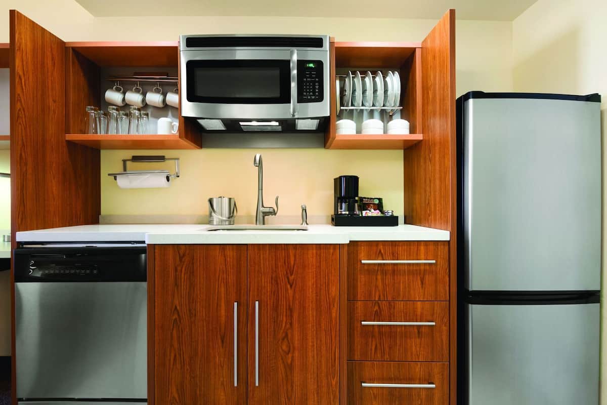 Cocina privada | Refrigerador con congelador, microondas y parrilla de estufa