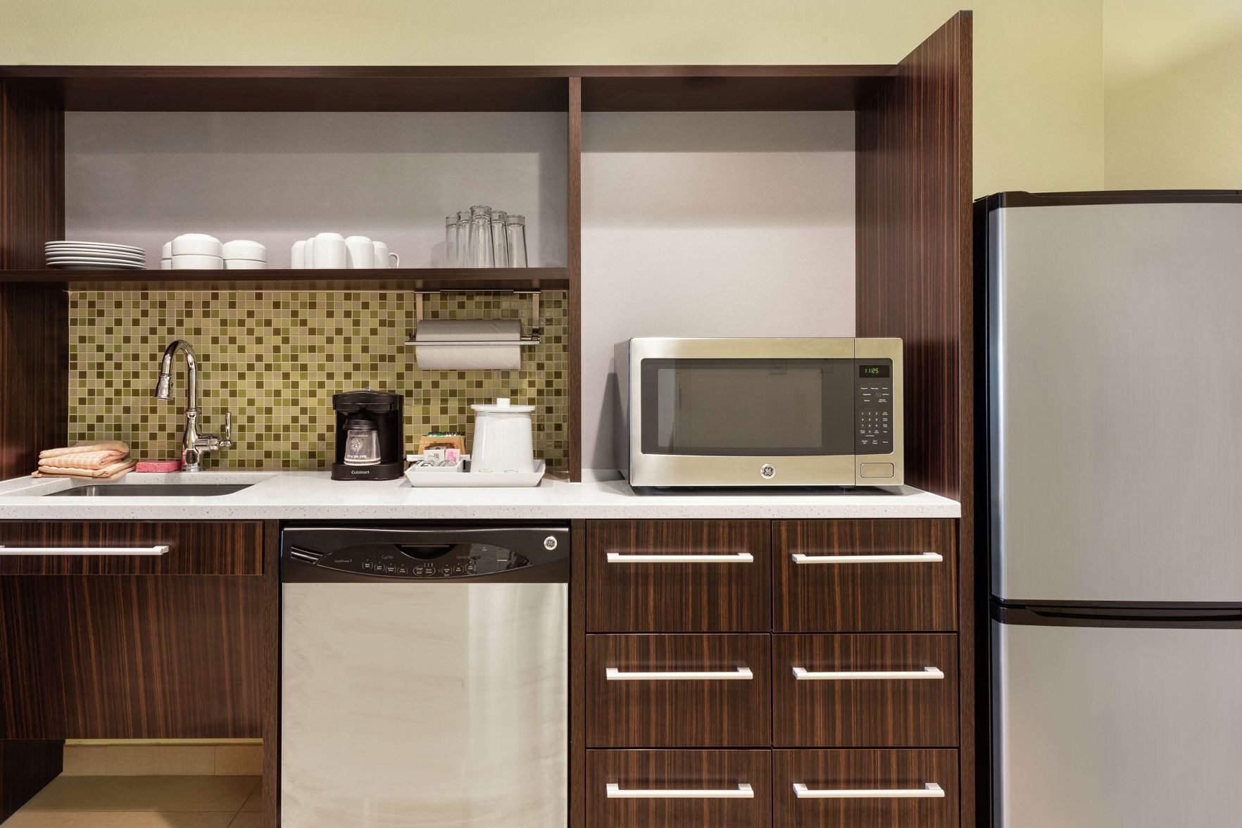 Dapur pribadi | Lemari es besar, microwave, kompor, dan mesin pencuci piring