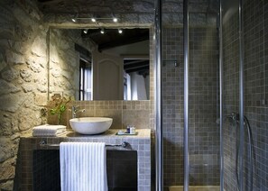 Deluxe Suite | Bathroom | Shower, designer toiletries, hair dryer, slippers - Villa Vager (Tripoli)