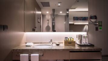 Shower, rainfall showerhead, free toiletries, hair dryer