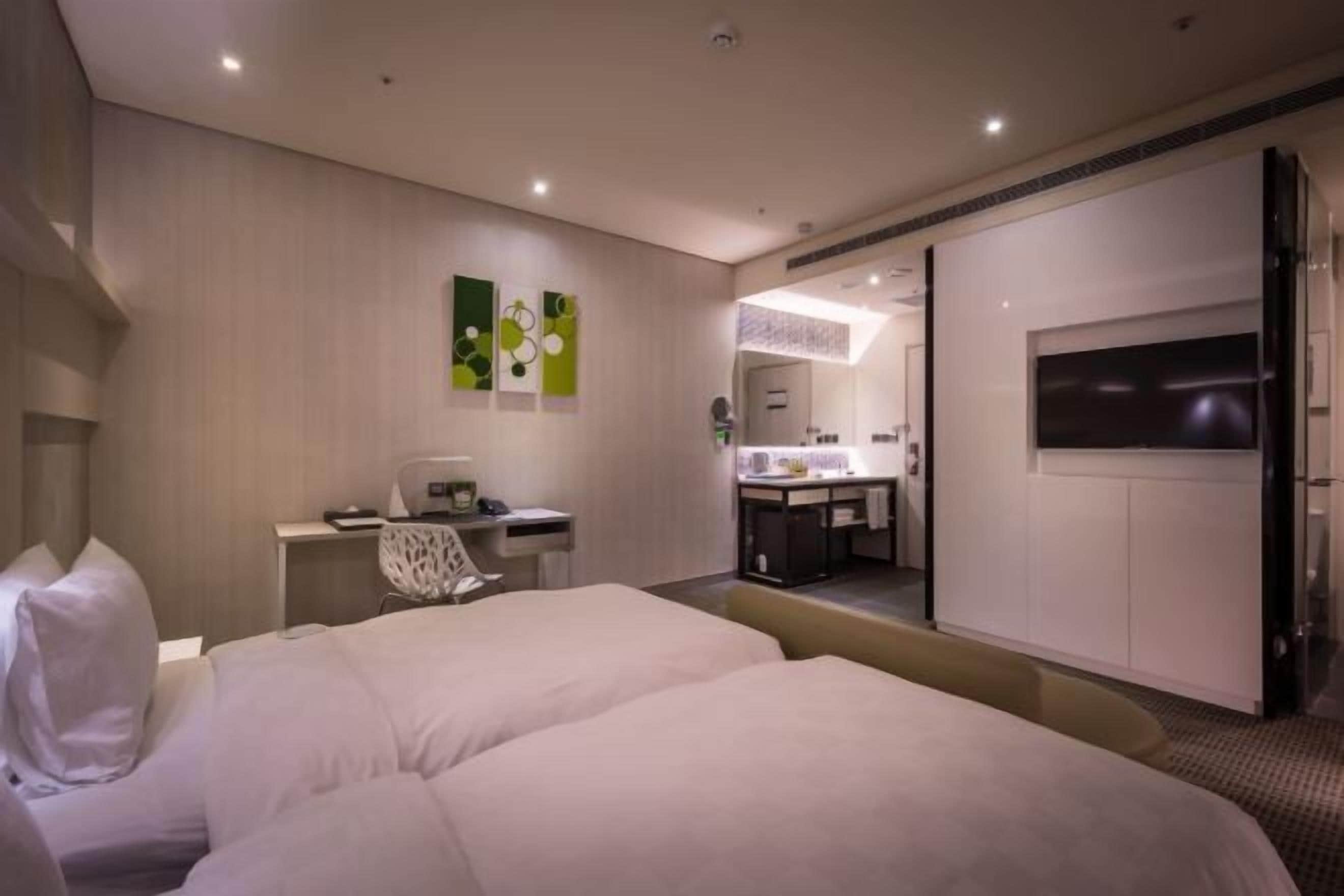 Premium bedding, down comforters, minibar, in-room safe