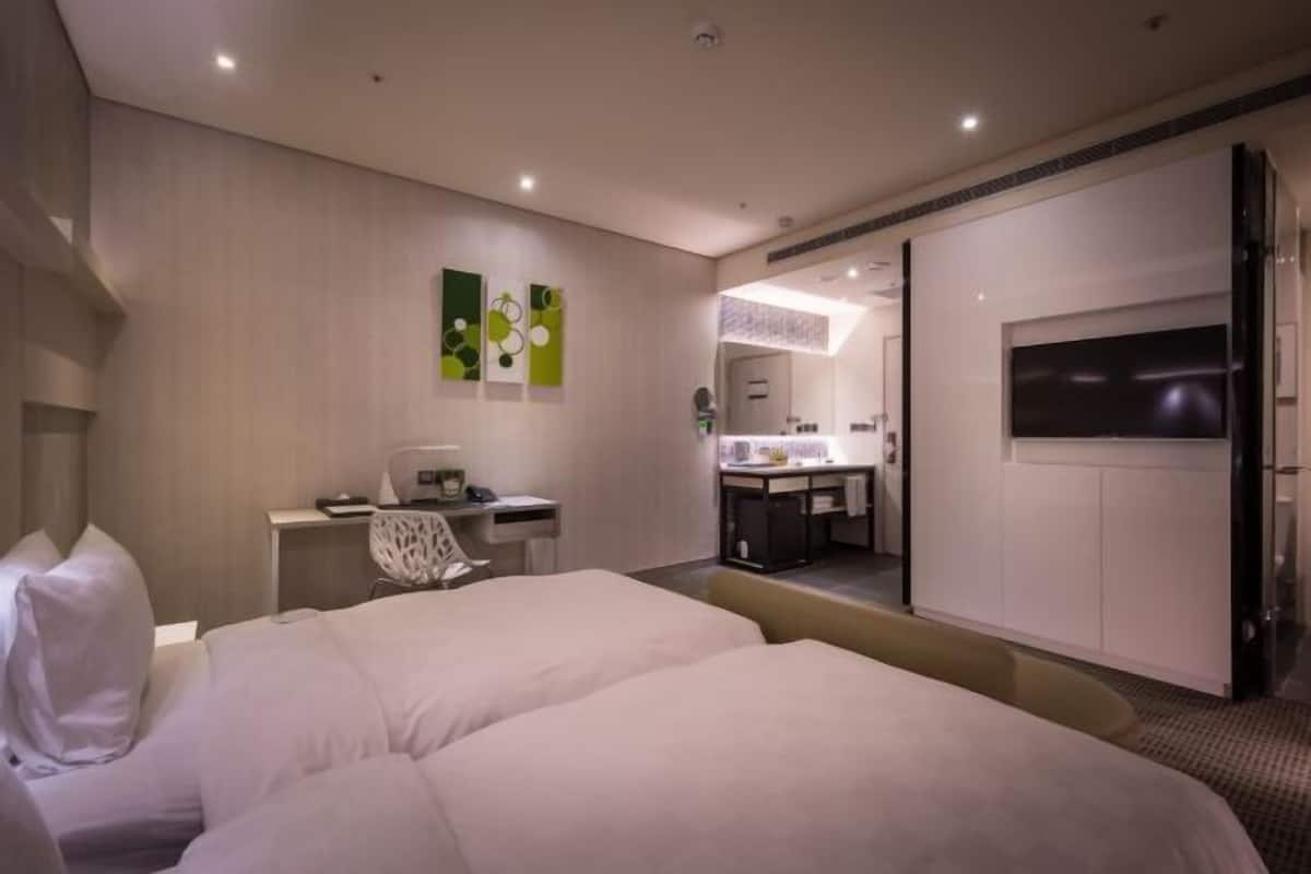 Premium bedding, down duvets, minibar, in-room safe