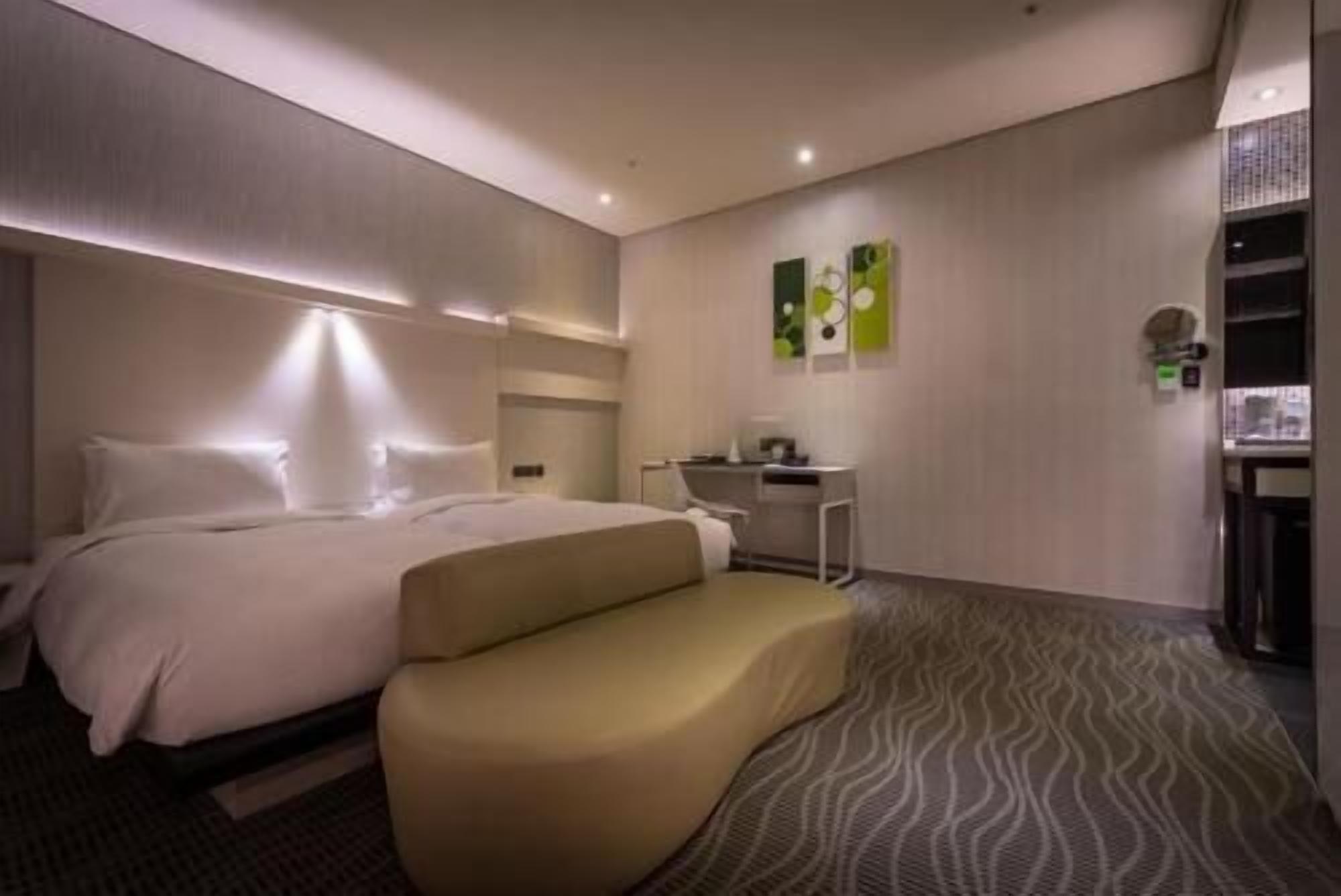 Premium bedding, down comforters, minibar, in-room safe