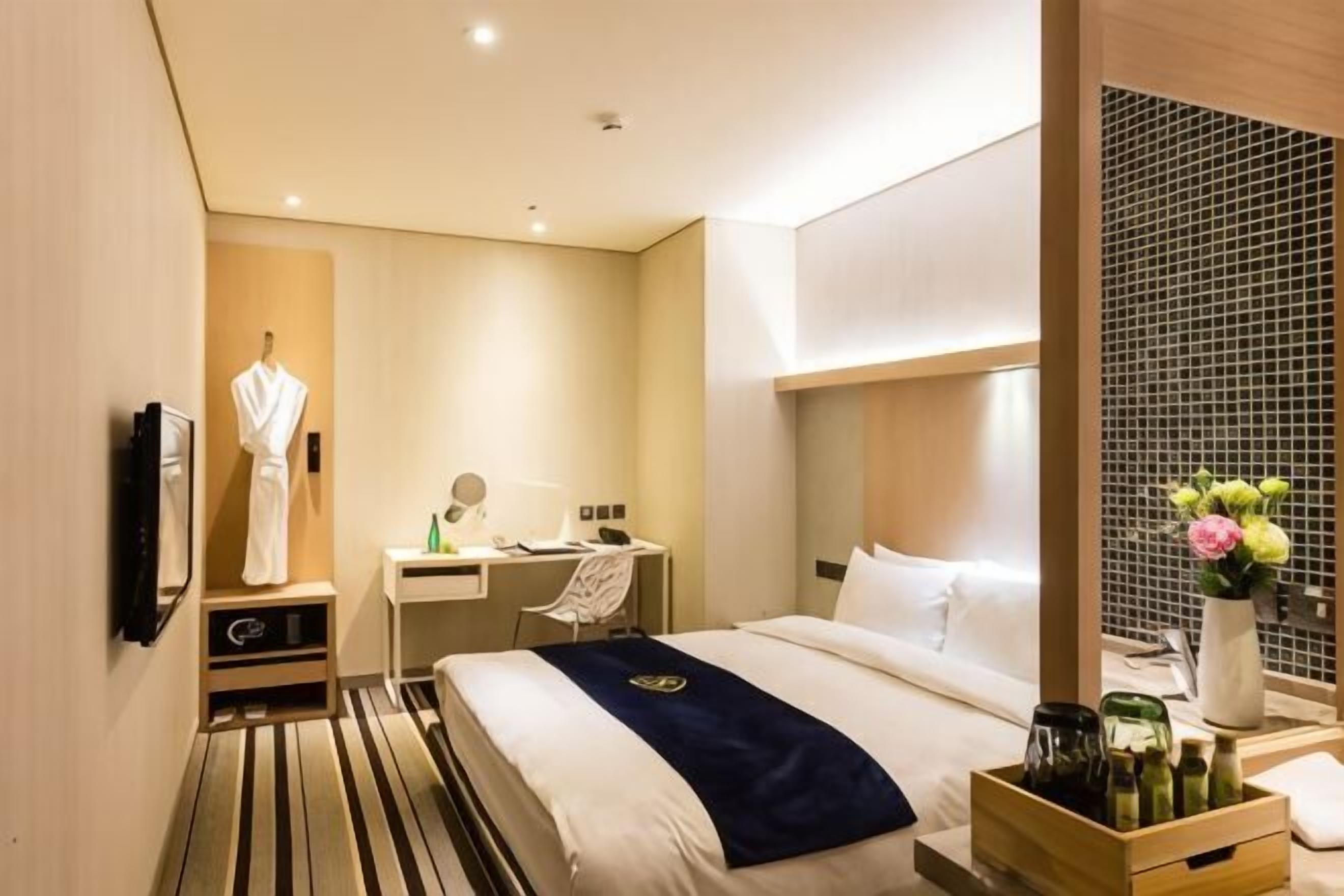 Premium bedding, down comforters, minibar, in-room safe