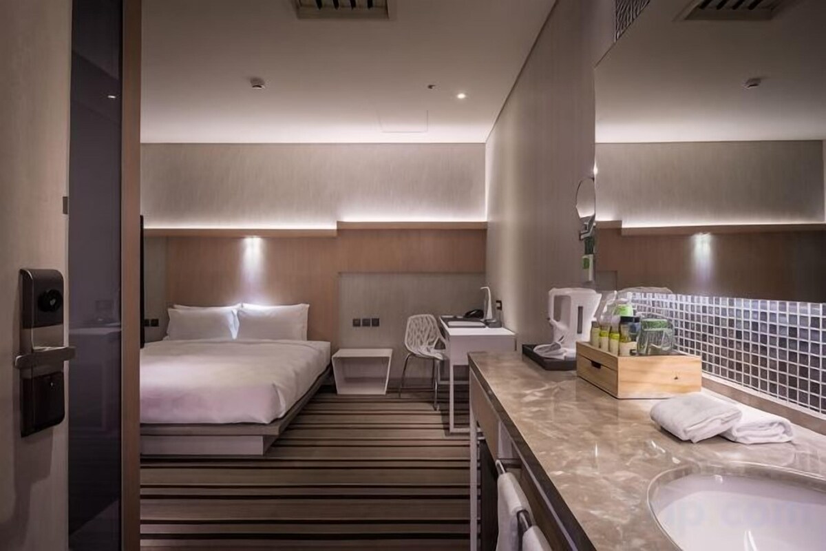 Premium bedding, down comforters, minibar, in-room safe