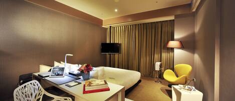 Ropa de cama de alta calidad, cubrecamas y minibar