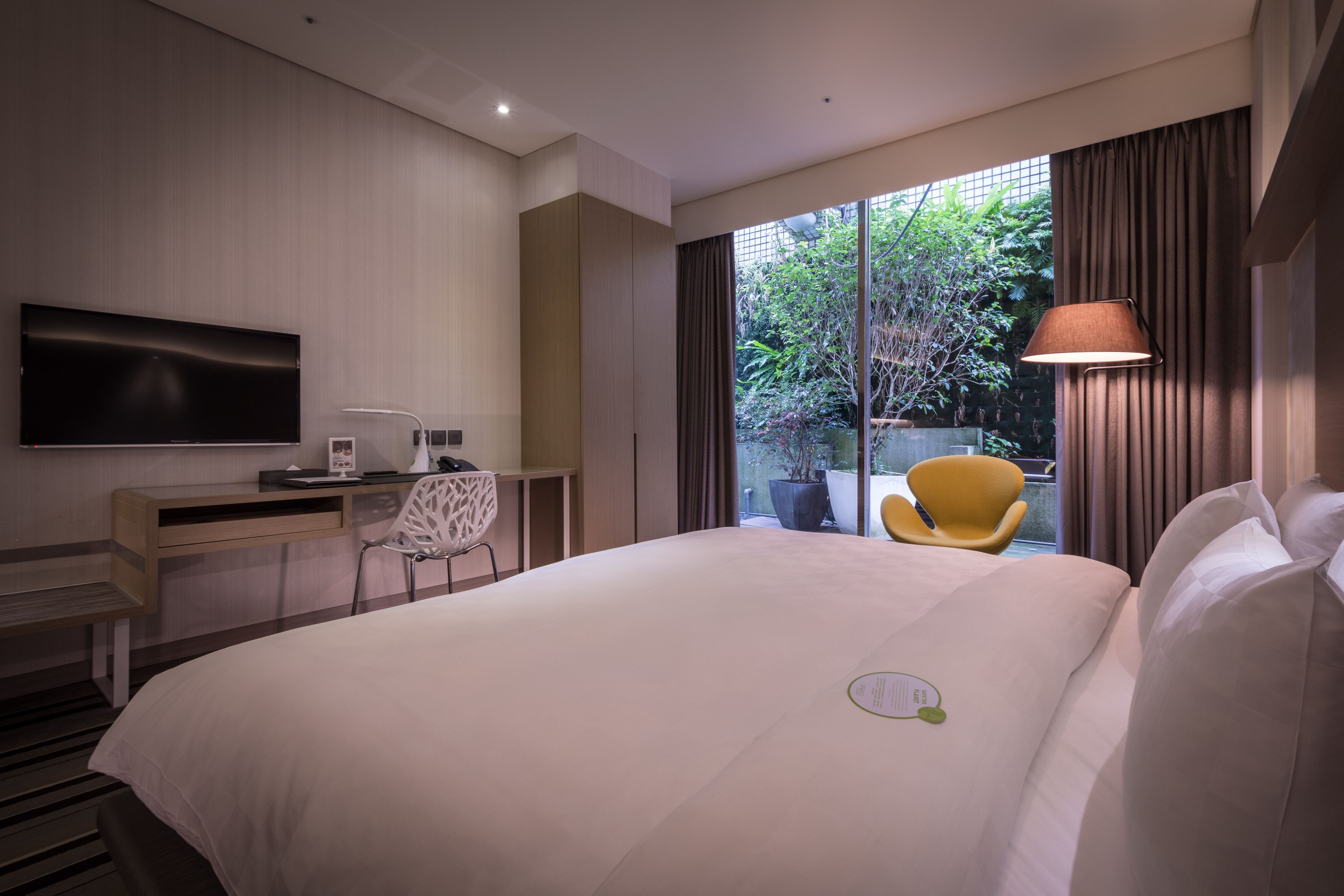 splendor o2 room | premium bedding, down duvets, minibar, in-room safe