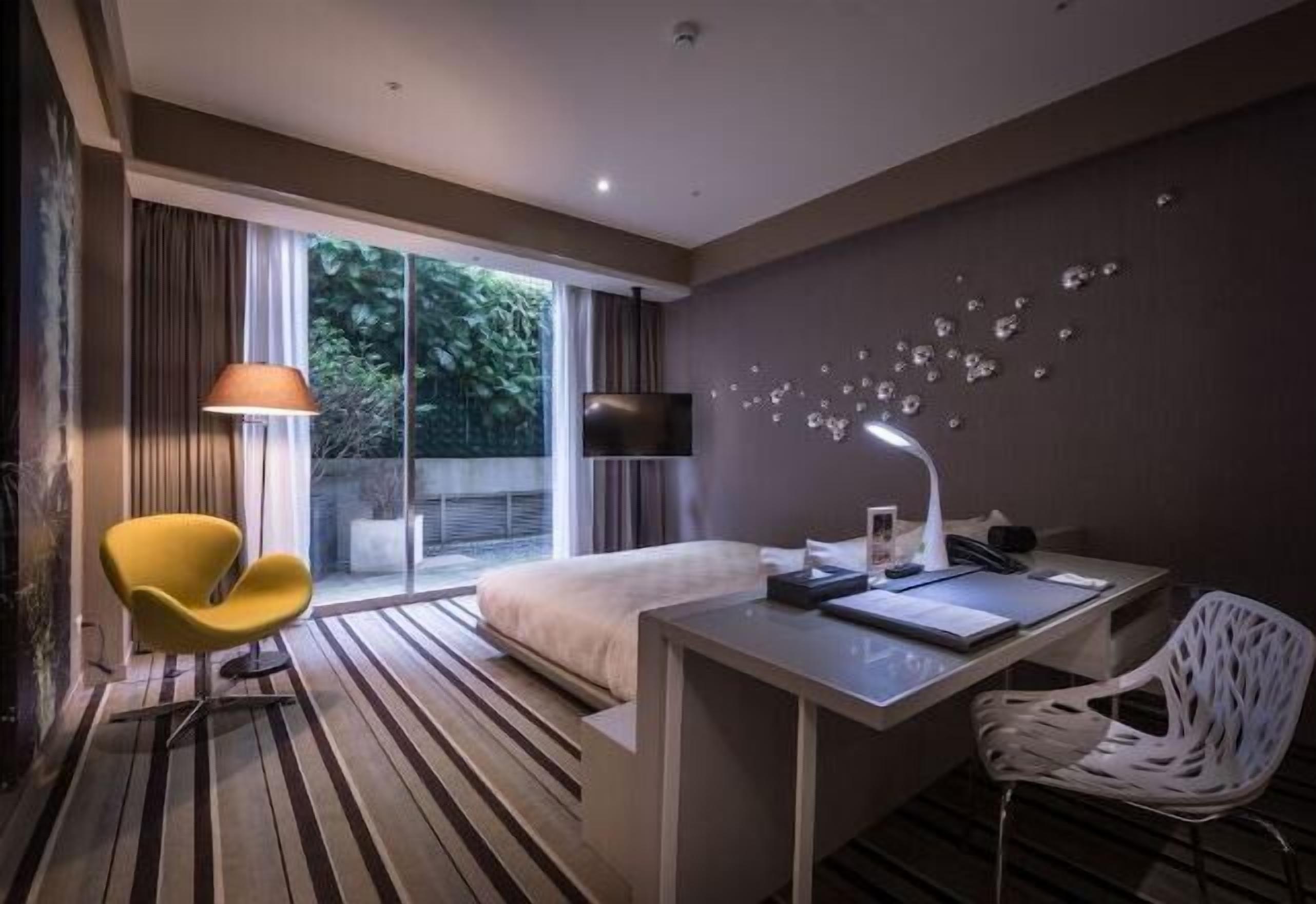 Premium bedding, down comforters, minibar, in-room safe