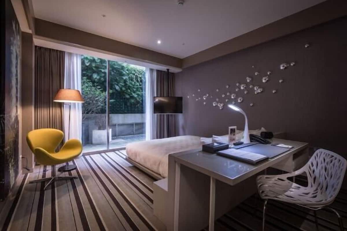 Premium bedding, down duvets, minibar, in-room safe