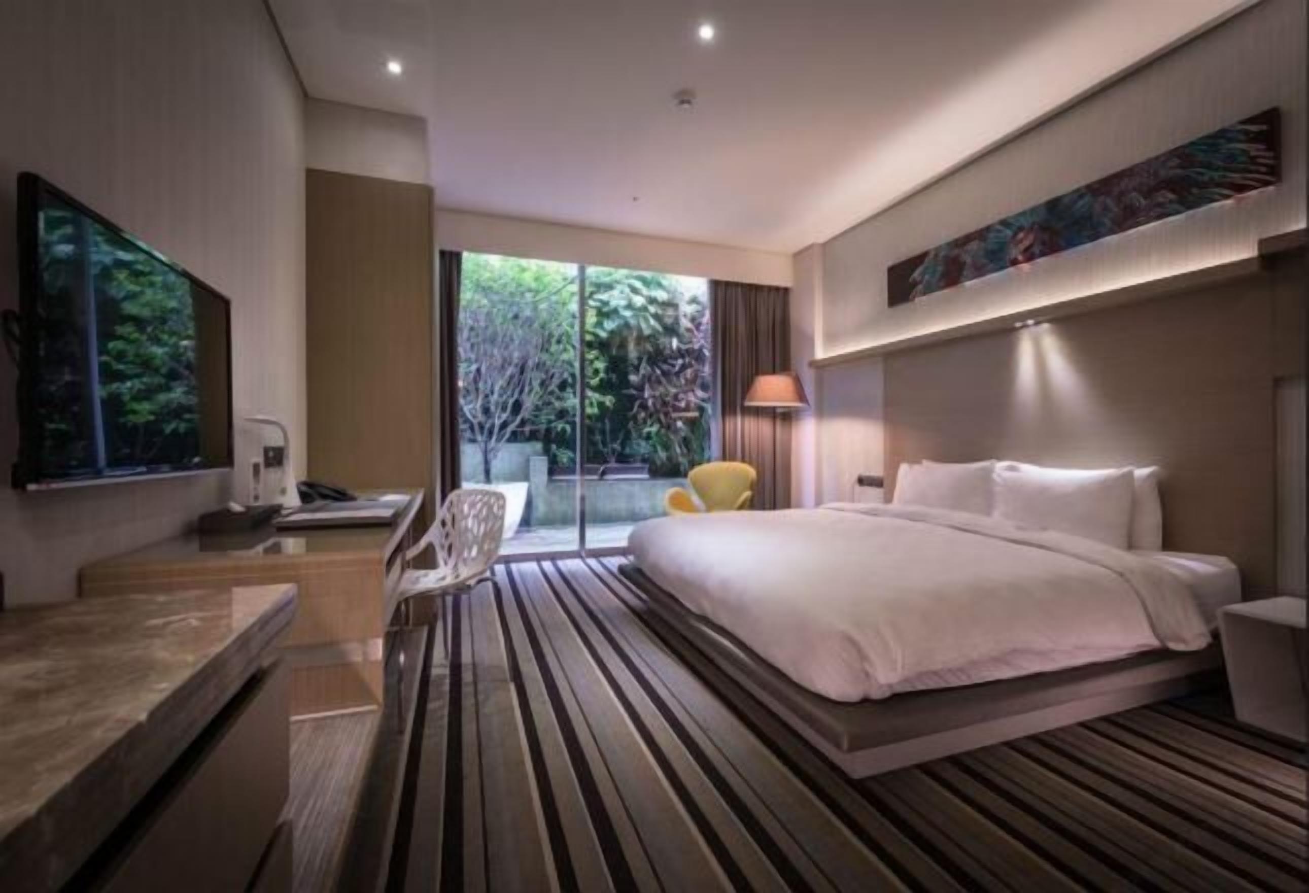 Premium bedding, down comforters, minibar, in-room safe