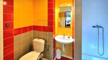 Studio | Badkamer | Een haardroger, handdoeken